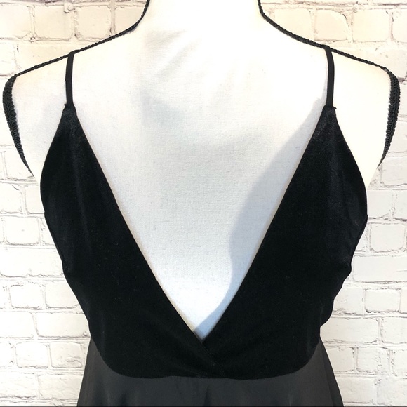 Nasty Gal Mini Dress Velvet Bodice Deep V-Neck Open Back Size M Medium - Picture 3 of 9